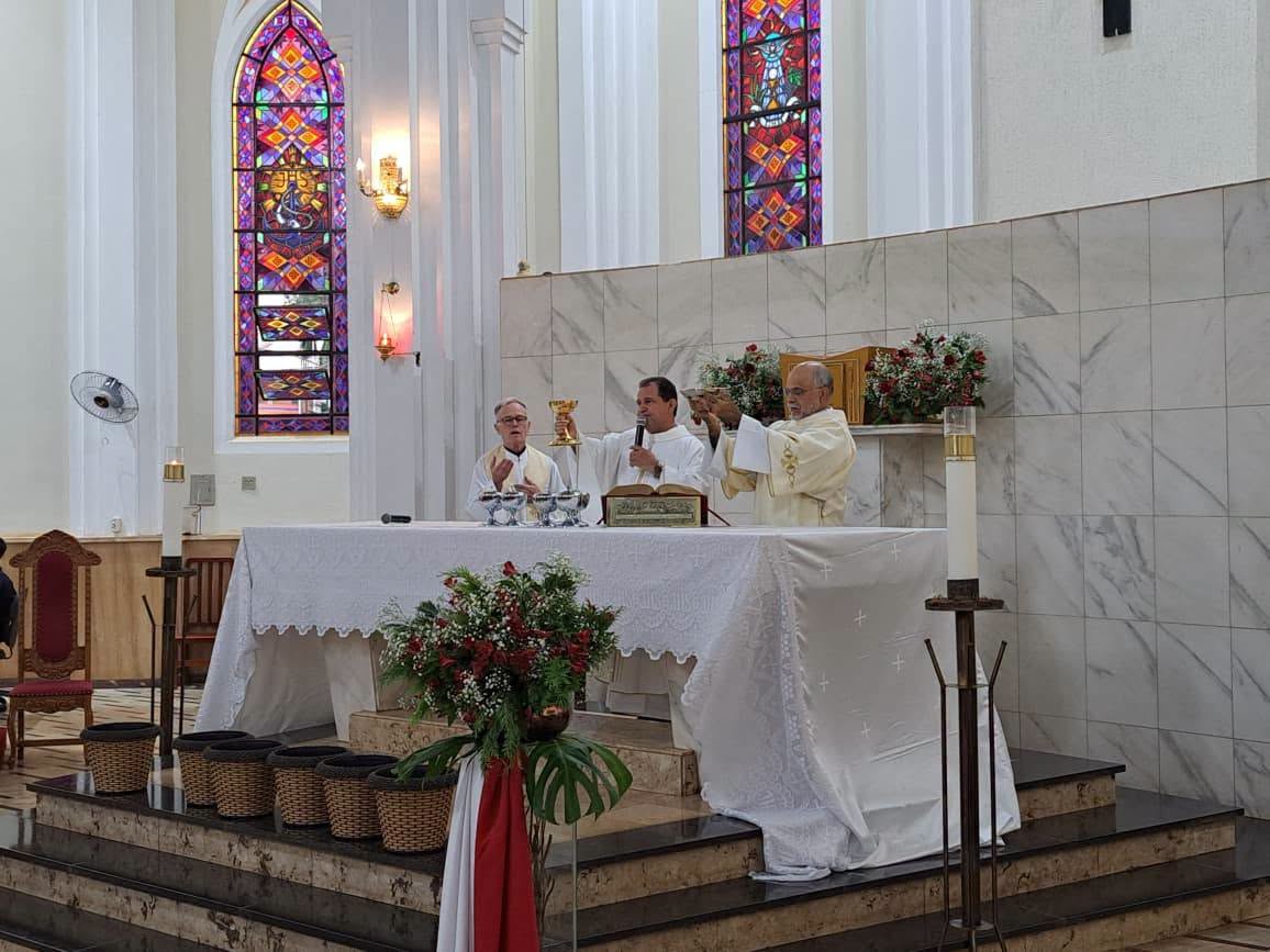 Altar da Catedral preparado para a Santa Missa